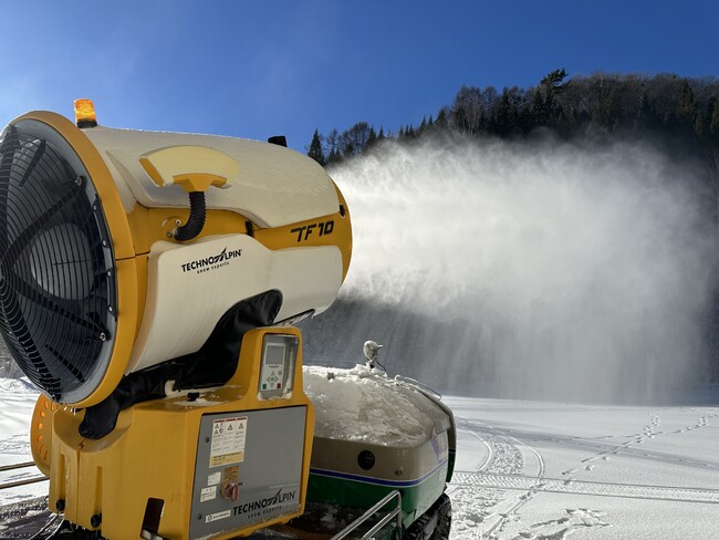 暖冬を乗り越えろ！最新の人工降雪機が稼働開始！