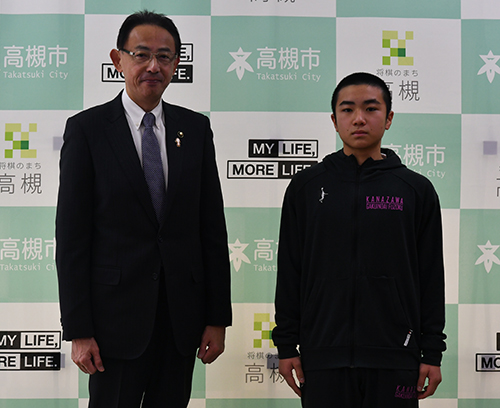 高槻市出身の小田爽太郎さんがバスケットボールのＵ15全国大会出場を市長に報告