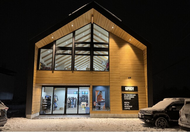 人気飲食店が並ぶ白馬エコーランドエリアに、新築スキー＆スノーボードレンタルショップ「スパイシー 」がOPEN！