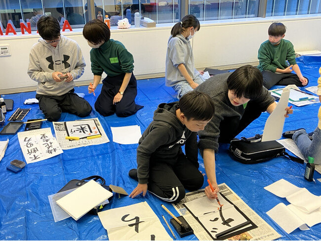 【イベントレポート】毎年ママ社員から大好評！！冬休みの難題を会社で解決！5年連続「書き初め教室」を社内で開催