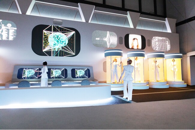 グローバルビジネスセンター・虎ノ門ヒルズの「TOKYO NODE」開館記念企画第一弾として行われた「Syn : 身体感覚の新たな地平」にLEDビジョンを設置しました。