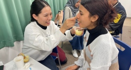 とろみをつけたお茶の試飲や、プリンを食べさせ合うペアワークなどを体験！専門学校アリス学園が、介護福祉士志望の留学生に食事介助の模擬授業を実施