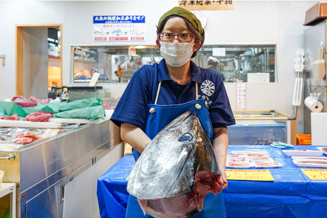 1年の感謝を込めて！『アカマル屋鮮魚店 大宮すずらん通り店』の本気！生本マグロの解体ショー＆即売会を大晦日12月31 日（土）12時に開催！