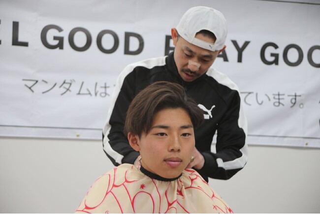 飯塚高校サッカー部が全国大会の試合前にヘアカット＆ヘアセットで気合い