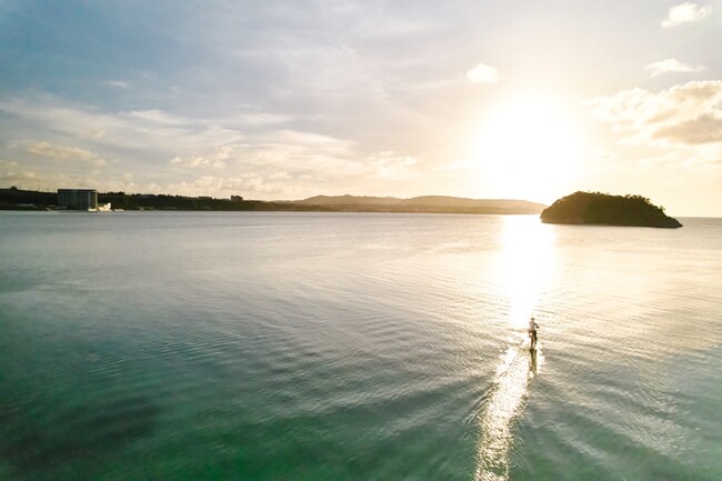 【星野リゾート　リゾナーレグアム】グアム初！自転車で海を駆け抜ける新感覚のアクティビティ「絶景海上サイクリング」提供開始｜2024年4月1日
