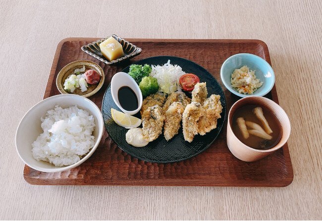 兵庫県赤穂市の塩カフェ AMAMI TERRACE　新春メニュー・赤穂の牡蠣を使った「牡蠣フライ」、「苺パフェ」、「アフォガード」、「幸せの塩スイーツ2024年冬版」1月5日より新登場