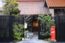赤いポストが印象的なエントランス 赤いポストが印象的なエントランス