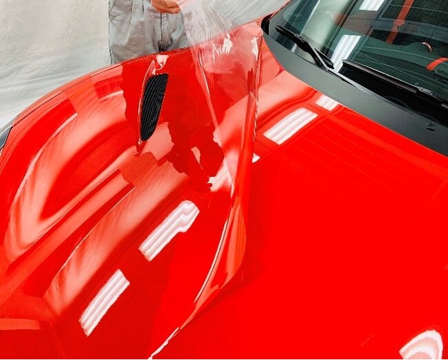 高級車の真空パック保存を可能にした、次世代の「塗る」プロテクションフィルム　東京オートサロン2024で披露