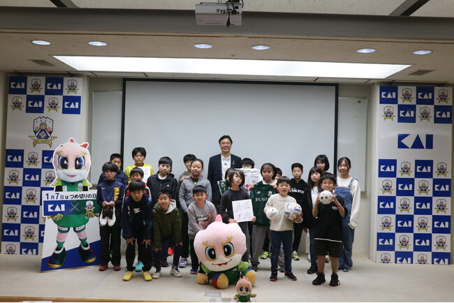 国内シェアトップクラスの貝印が岐阜市でプロサッカーチームFC岐阜のスクール生に「つめとつめ切りのお話」の特別授業を実施