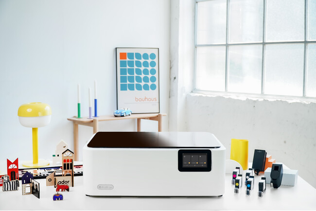 カラー印刷できるレーザー加工機「ador」 - FLUX Japanより販売開始