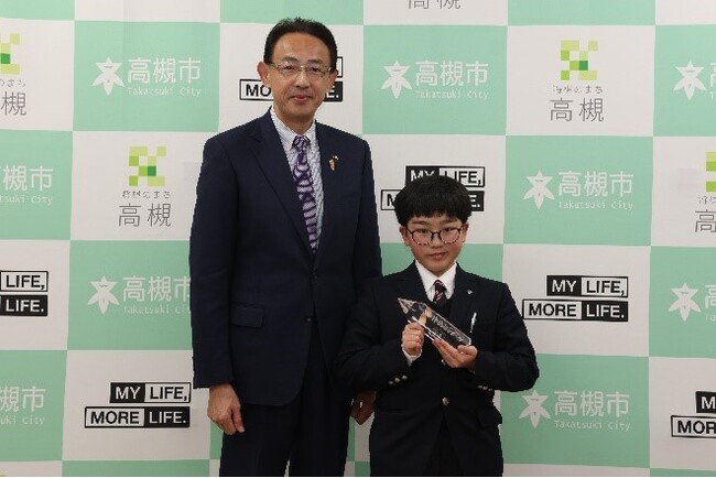 全国小中学校作文コンクール最優秀賞の藤田壮眞さんが高槻市長に受賞を報告