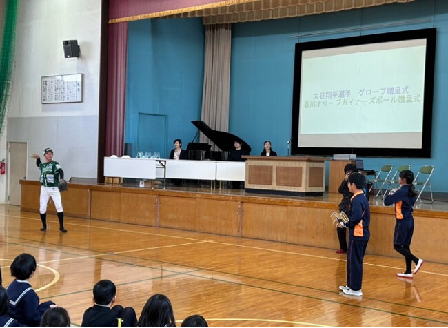 高松市立花園小学校にて野球ボール寄贈式を実施
