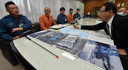 能登半島地震被災地で救助活動を行った消防隊員が高槻市長に状況を報告