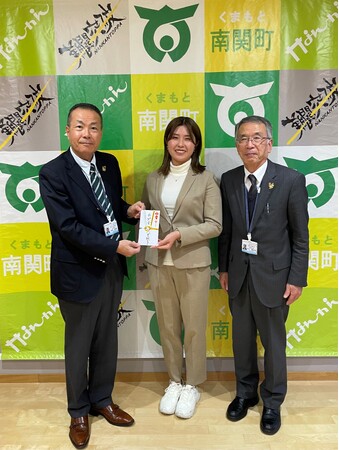 プロゴルファー大里桃子　地元熊本南関町と熊本国府高校へ寄付