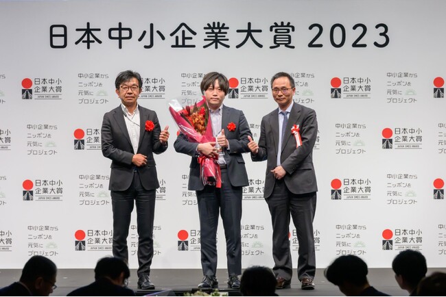 【子どもたちの青春を応援】六元素情報システム株式会社 勉強アプリRakumon事業での功績が評価され、「日本中小企業大賞2023」において『スゴイ社員賞 自薦部門 最優秀賞』を受賞