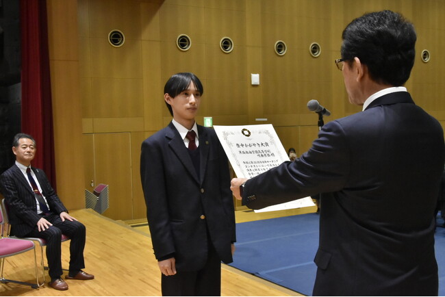 箕面自由学園高校吹奏楽部・同学園中学校チアリーダー部　両部に「豊中かがやき大賞」を贈呈