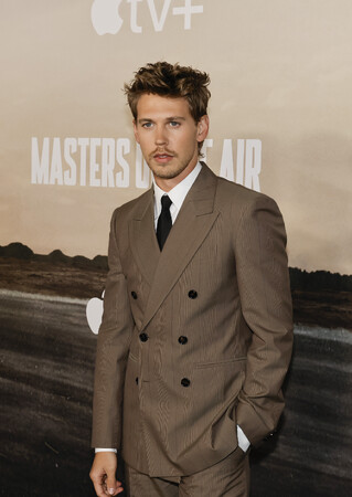 【BURBERRY】オースティン・バトラーが映画『マスターズ・オブ・ザ・エアー』LAプレミアでバーバリーを着用