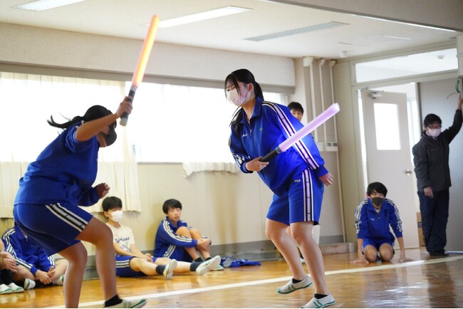 【中学校の授業で最新デジタルチャンバラを実施】立川市立立川第四中学校にてデジタルスポーツSASSEN（サッセン）の体験会と大会を開催。
