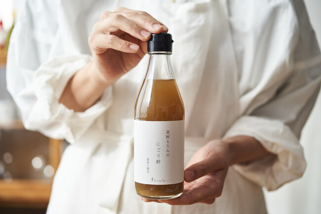 濁りこそが魅力。通常は濾過される”もろみ”をそのまま残した、透明じゃないお酢”黒酢もろみのにごり酢”が江戸時代後期創業「坂元醸造」と料理家「榎本美沙」のタイアップにより商品化。