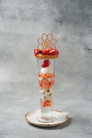 ストロベリーチーズケーキをイメージした苺パフェに手毬のようなモンブラン。東京ミッドタウン日比谷のレストラン「DRAWING HOUSE OF HIBIYA」にて1/13（土）より冬スイーツがお目見え