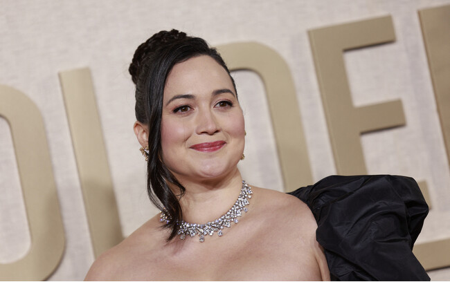 リリー・グラッドストーンが第81回ゴールデン・グローブ賞でブルガリを纏う
