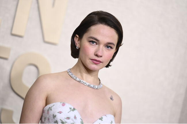 ケイリー・スピーニーが第81回ゴールデン・グローブ賞でブルガリを纏う