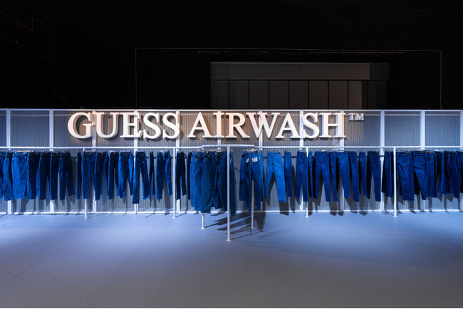 サスティナブルなAIRWASH(TM)技術でデニムの新時代をつくるGUESS JEANS