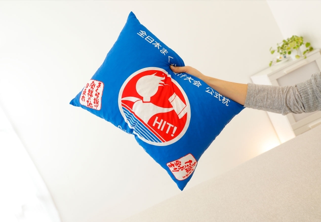 修学旅行の夜の定番「まくら投げ」をスポーツにした「第12回 全日本まくら投げ大会 in 伊東温泉」、まくら株式会社は大会協賛のほか、まくら投げ専用枕を提供します。