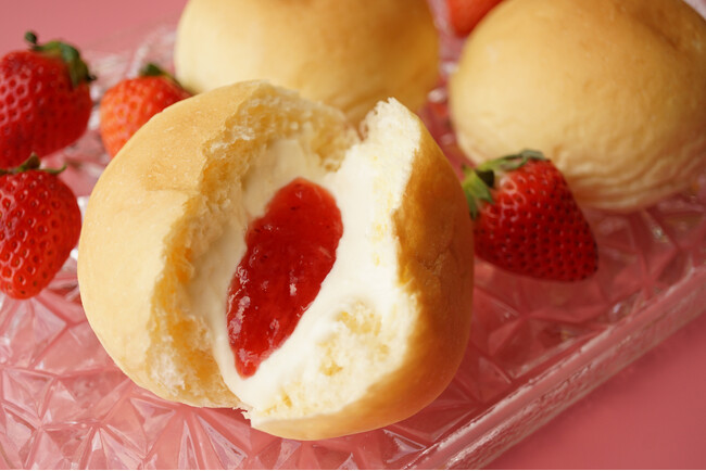 【八天堂オンラインショップ】“いちごの日”に毎年好評「くりーむパン あまおう苺」販売開始！福岡店舗限定「苺づくしなくりーむパン」も期間限定でオンラインに登場