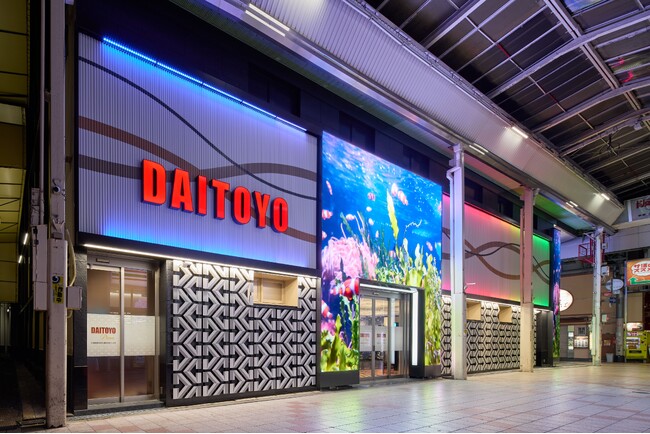 梅田駅より徒歩5分の阪急東通り商店街内にグランドリニューアルした「DAITOYO Prime」にLEDビジョンを設置しました。
