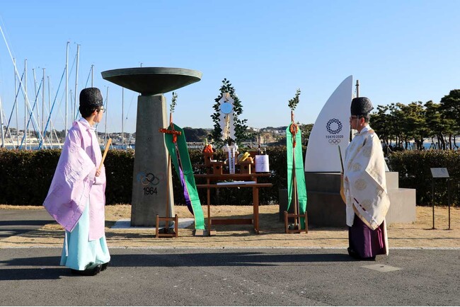 【江の島ヨットハーバー】で初めて「海上安全祈願祭」を指定管理者の株式会社リビエラリゾートが開催し200人が参加。2024年の海上での安全を願い江島神社による祈祷。
