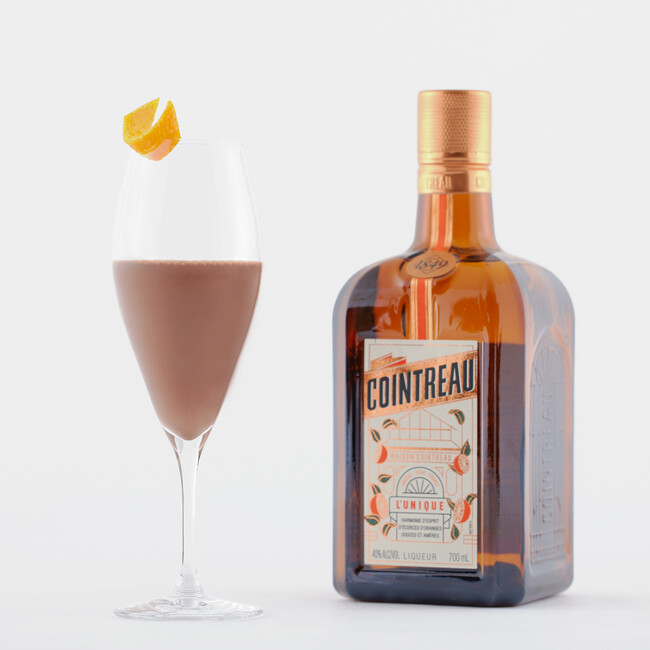 クラッシックカクテルには欠かせない“ハート・オブ・カクテル”コアントローとパリ生まれのショコラとの出会いが奏でるこの冬限定カクテル『コアントロー ショコラ・グラッセ』を期間限定で提供