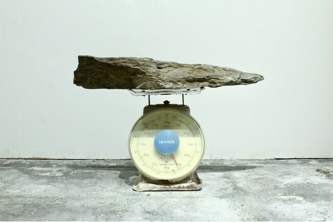 【京都 蔦屋書店】松井照太 個展「てんびん - balance -」を1月23日（火）より開催。自然そのままの「石」に注目し、人工的な異素材を組み合わせながら存在感や物質としての魅力を表現。