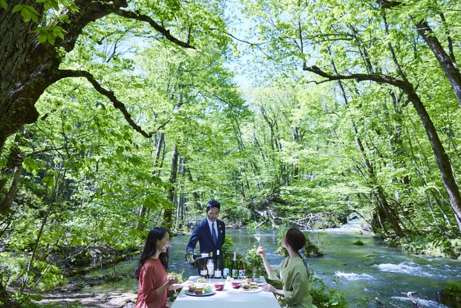 【星野リゾート　奥入瀬渓流ホテル】きらめく新緑の絶景を眺めながら、渓流沿いの特等席でランチを楽しむ「渓流新緑ランチ」今年も実施 | 期間:2024年4月22日～5月31日の平日限定