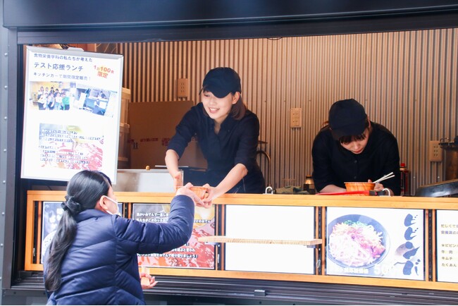 同志社女子大学生が地消地産と地域活性化をテーマにしたキッチンカーをキャンパスに限定初出店