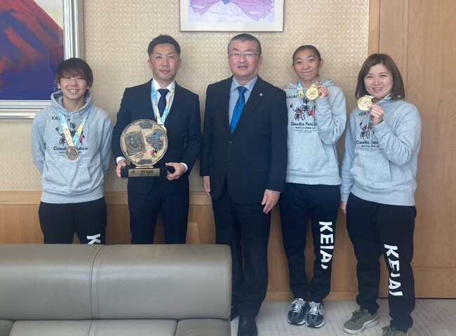 埼玉県本庄市 吉田 信解市長を表敬訪問女子デフフットサル世界大会の優勝を報告