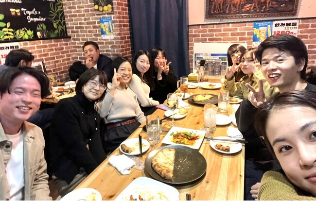 中途入社者にも「同期」仲間を~社会人歴で区別、つながりつくる福利厚生の食事会~
