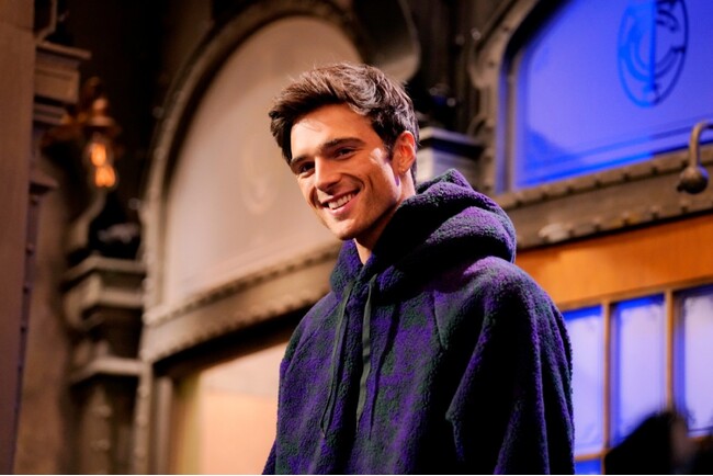 【BURBERRY】ジェイコブ・エロルディがNYで開催された『サタデー・ナイト・ライブ』プロモでバーバリーを着用