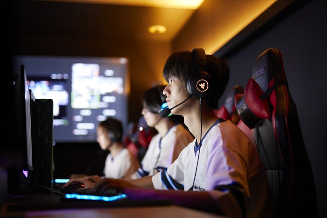 世界有数の強豪eスポーツチーム「Paper Rex」による特別授業　　戦術や個々のプレイに関するアドバイス、共同練習など、トッププロのノウハウを伝授