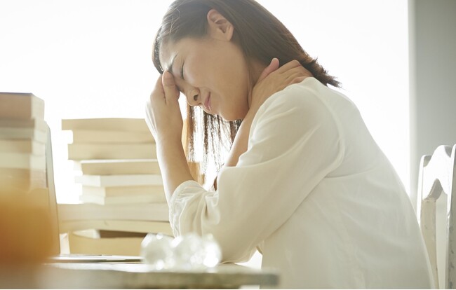 女性の更年期症状、辛くても「相談する人いない」3割超