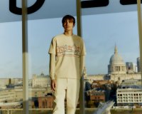 テート美術館とのコラボレーション第一弾　「Curated by Tate」2024年春夏コレクション　遊び心を体現する作品があしらわれたTシャツが登場
