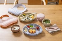 【ひっくり返らない吸盤付き！】ママパパに寄り添うケラッタから貝殻デザインのシリコン100％ベビー食器&スプーン&お食事エプロンが登場