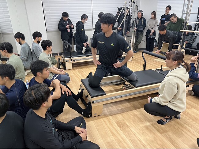 野球×ピラティス！ 福岡ソフトバンクホークス和田毅選手主催【TEAM21】の自主トレに、弊社ピラティスブランド「PIVOT 」のピラティスイクイップメントが使用されました。
