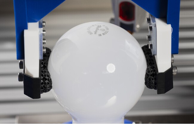 ロボットハンドツール「柔軟指」の研究・開発を行うKiQ Robotics株式会社との共同開発開始について
