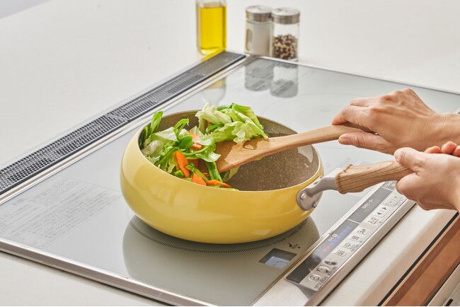 フライパンが初めてでも飛びはねにくく振りやすい「ポテッと　シリーズ」発売