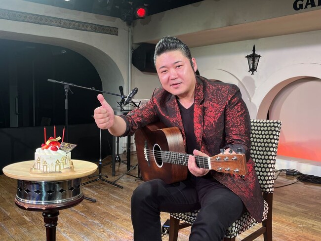 村木弾が東京・新宿ガルロチにてバースデイ＆新曲披露ライブを開催