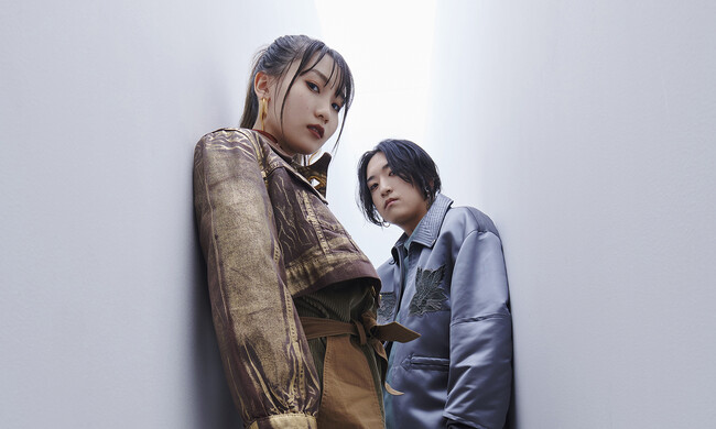 YOASOBIの初の単独Zeppツアーから、Zepp Haneda(TOKYO)公演の2日目の模様を、3月10日(日)にWOWOWで独占放送・配信決定！