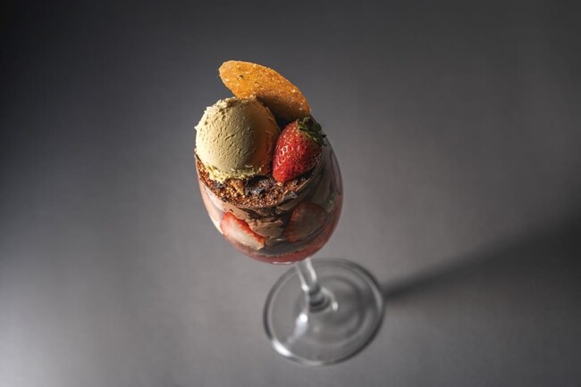 シメパフェの名店とのコラボレーションが実現！！GODIVA cafe「ピスタチオとチョコレートのパフェ ～シメパフェ専門店「佐藤」コラボ」