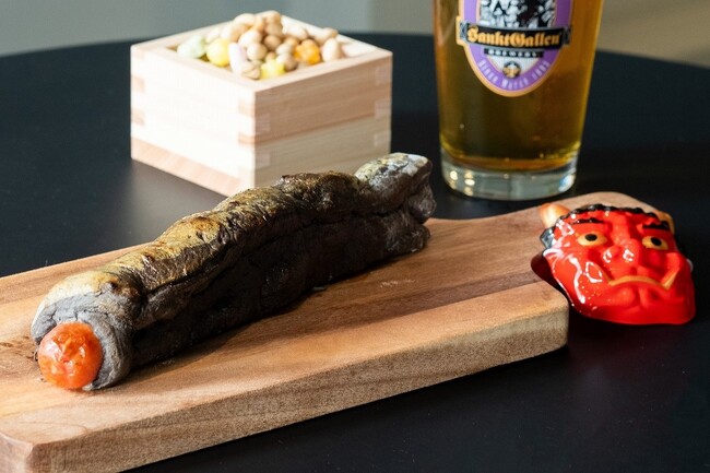節分にピザを丸かぶり「恵方巻ピザ」2024年2月1日～3日、サンクトガーレン タップルームにて販売。見た目は海苔巻き、中は7種のチーズ使用のピザ