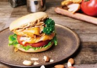 BAGEL & BAGELから期間限定サンドイッチが登場！
香り豊かな燻製チキンとピーナッツバターを合わせたサンドイッチを販売致します。